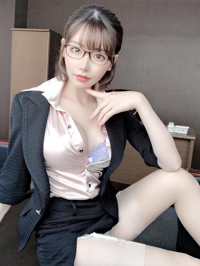 Trước khi theo đuổi sự nghiệp diễn viên, Eimi từng hoạt động trong một nhóm nhạc nữ nhưng khá bấp bênh. Cô cho biết bản thân còn bị quản lý quấy rối bằng, dạy dỗ đủ điều theo cách của họ khiến Eimi khó chịu.
