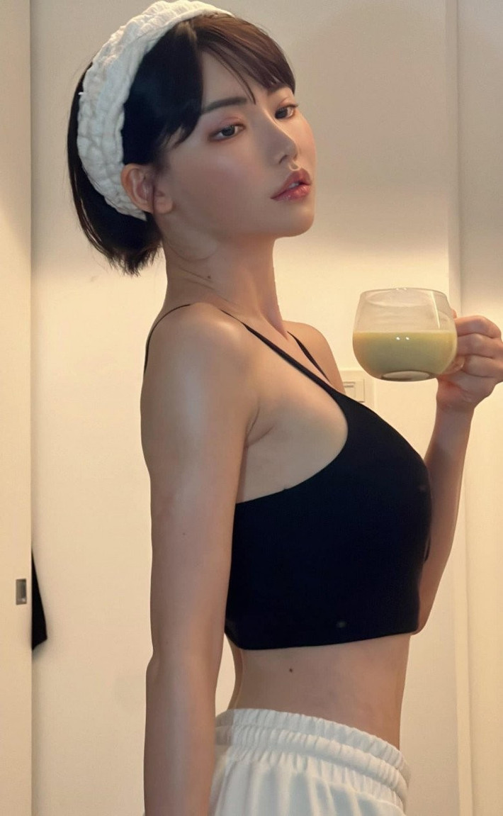 Vòng 3 của người đẹp bị biến dạng, méo mó đến bất thường. Dù gương mặt vẫn xinh đẹp như bảo chứng nhan sắc nhưng nhìn xuống đường cong của cô, nhiều người không khỏi giật mình.