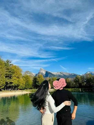 Dù cặp đôi không chính thức xác nhận chuyện tình cảm với mọi người nhưng vẫn thoải mái xuất hiện cùng nhau trong các sự kiện công khai như đám cưới dàn cầu thủ đội tuyển Việt Nam, ở sân bay,...
