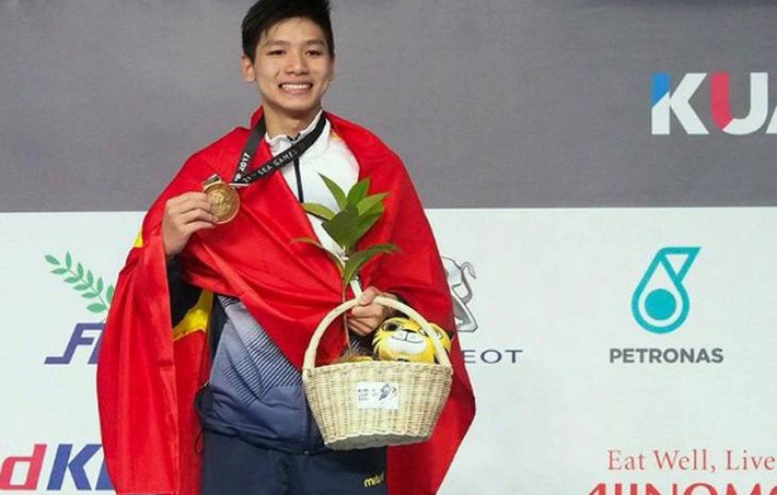 Nguyễn Hữu Kim Sơn sinh năm 2002 tại TP.HCM. Chàng trai này bắt đầu học bơi từ năm 5 tuổi, theo định hướng ban đầu của ông ngoại là "có thêm khả năng để sinh tồn trong môi trường tự nhiên".