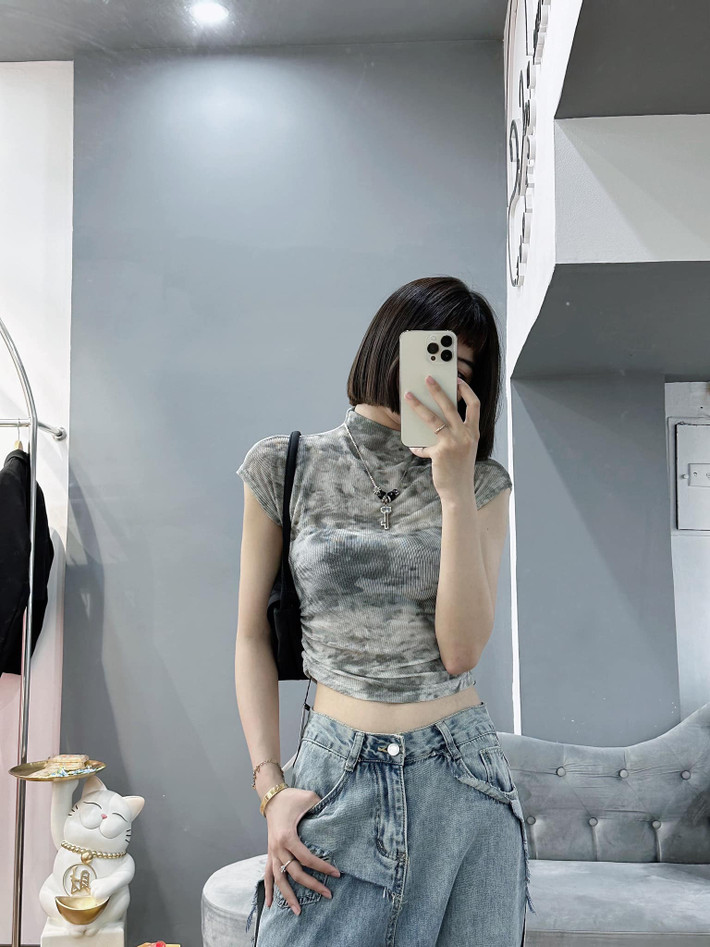 Theo tìm hiểu, chủ nhân tạo ra trend “ngã mua không” là của cô bạn có tên Phương Linh (sinh năm 2001), kinh doanh quần áo ở Hà Nội.