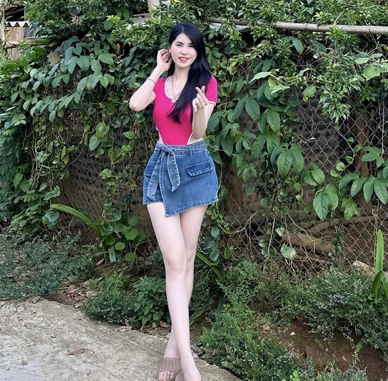 Nhiều người bình luận khen ngợi sắc vóc của Thanh Trà. "Da đẹp, dáng xinh", "Em xinh em đứng chuồng gà vẫn xinh", "Càng ngày càng xinh nha em ơi", "Da trắng phát sáng luôn đó",... là những bình luận của cộng đồng mạng.