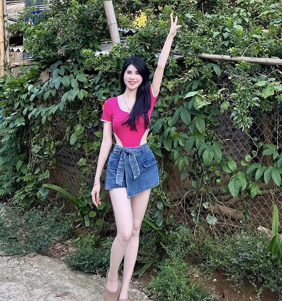 Trước đó, trên trang Facebook cá nhân, Thanh Trà nhiều lần gây chú ý khi chia sẻ những khoảnh khắc đời thường, nhận được nhiều lời khen ngợi của dân mạng vì nét đẹp hài hòa, vóc dáng nuột nà.
