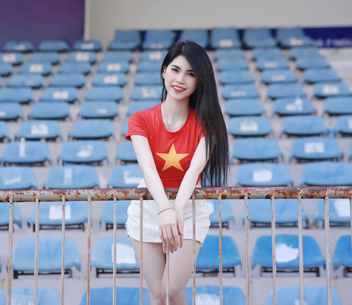Mới đây trên trang Facebook cá nhân, Thanh Trà gây chú ý khi đăng tải loạt ảnh diện bodysuit phối cùng chân váy jeans. Làn da trắng phát sáng, cùng đôi chân thon dài ngay lập tức thu hút sự chú ý của dân mạng.