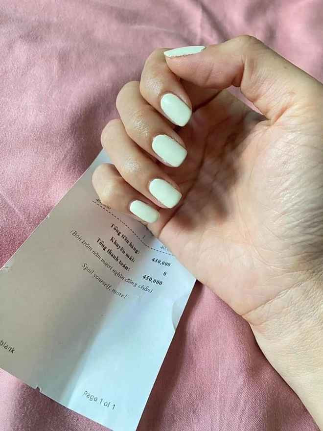 Cụ thể, vị khách này đã lựa chọn kiểu sơn nail trơn màu trắng vô cùng đơn giản. Ngoài ra, cô cũng sử dụng dịch vụ phá móng và cắt da - chăm sóc móng tay tại tiệm nail này.