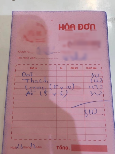 Ngoài ra, phần sơn loang thì cũng chưa quá đạt yêu cầu, mỗi cái đóng thành một cục nhìn chưa loang ra rõ rệt, hình trái tim được thêm vào cũng không đẹp mắt. Chỉ riêng vậy thôi, mức giá 310.000 đồng là quá cao.