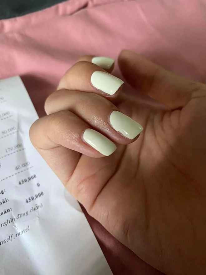 Bộ móng sau khi được hoàn thiện thì không mấy ấn tượng. Tuy nhiên, khi cầm trên tay chiếc hoá đơn 450k cô nàng đã '' đơ người'' vì mức giá quá cao.