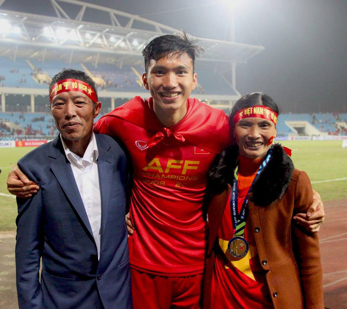 Doãn Hải My thường xuyên xuất hiện cùng bố mẹ của bạn trai. Thậm chí ngày Tết, cô còn về Thái Bình ra mắt và không nề hà việc bếp núc của nhà gia đình Văn Hậu.