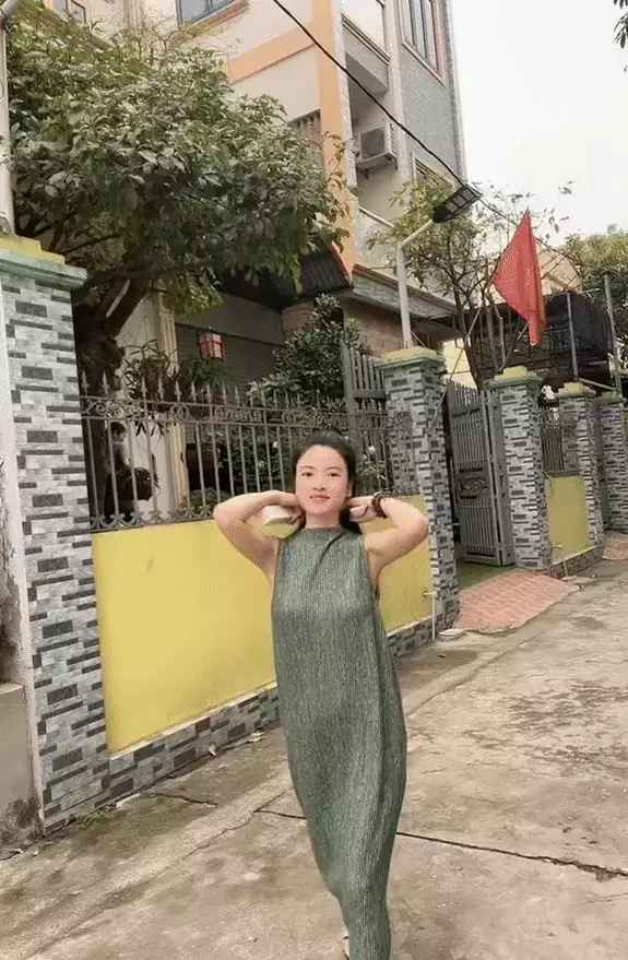 Mới đây, trên trang cá nhân bạn gái Quang Hải - hot girl Chu Thanh Huyền chia sẻ hình ảnh chăm chỉ làm việc ngày cuối năm.