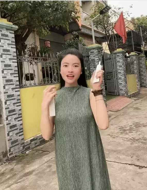 Trong clip, bạn gái Quang Hải diện chiếc đầm dáng suông, thoải mái đứng trước cổng một ngôi nhà tạo dáng, quay clip.