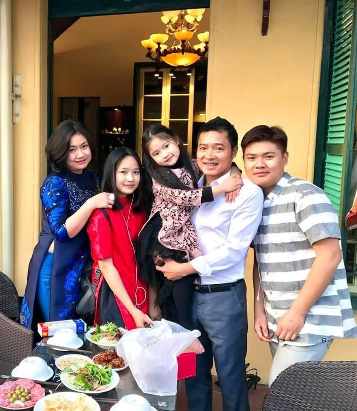 Thành công trong sự nghiệp, khi ở độ tuổi U60 lại có gia đình hạnh phúc, vợ đẹp con ngoan, Hồng Sơn khiến nhiều người ngưỡng mộ.