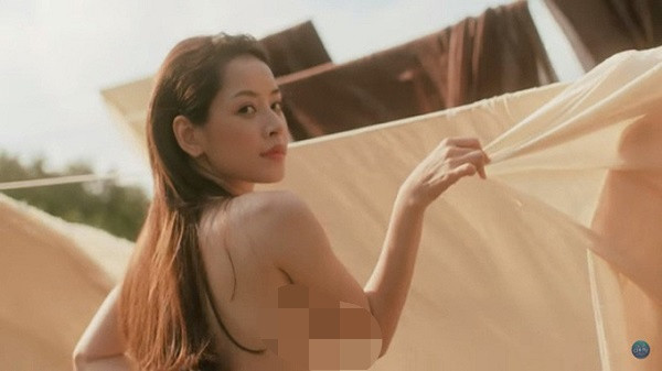 Tuy nhiên, sau khi debut với vai trò là ca sĩ, nàng hot girl lại thay đổi phong cách 180 độ với những thiết kế hở tạo, ít người dám mặc.