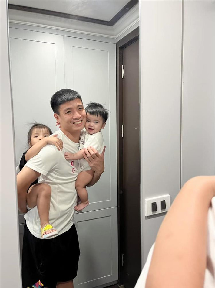 Ở khía cạnh gia đình, Khánh Linh là điểm tựa vững chắc cho Bùi Tiến Dũng khi cô gần như một tay lo lắng mọi chuyện từ công việc đến con cái bởi chồng vốn thường xuyên phải thi đấu xa nhà.