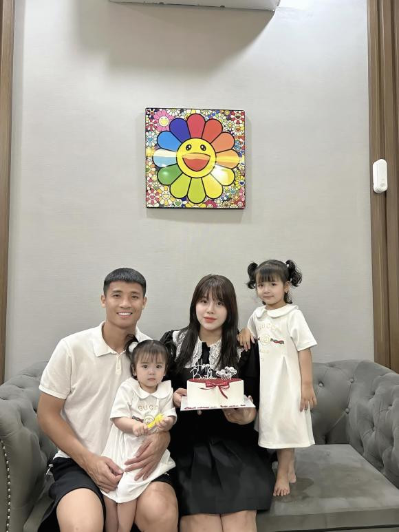 Nhân ngày sinh nhật bà xã, trung vệ Bùi Tiến Dũng nhắn nhủ: "Chúc mừng sinh nhật mẹ ShiChi. Tròn một nhiệm kỳ ở bên nhau, chúc vợ yêu tuổi mới luôn luôn mạnh khoẻ, xinh đẹp, nhiều niềm vui, thành công và hạnh phúc".