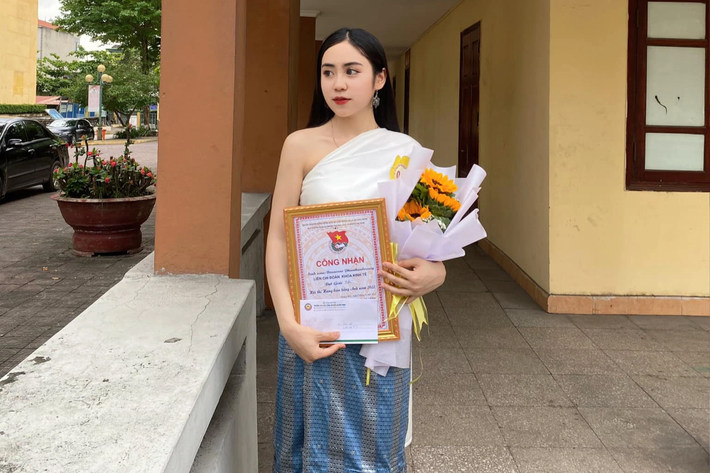 Thông qua các video của mình, tôi mong rằng, người trẻ ở Việt Nam và Lào sẽ nhận ra được điểm giống, khác nhau về bản sắc văn hóa giữa hai đất nước, khám phá những điều mới lạ và trở nên gắn kết tình cảm hơn", hot girl người Lào cho biết thêm.