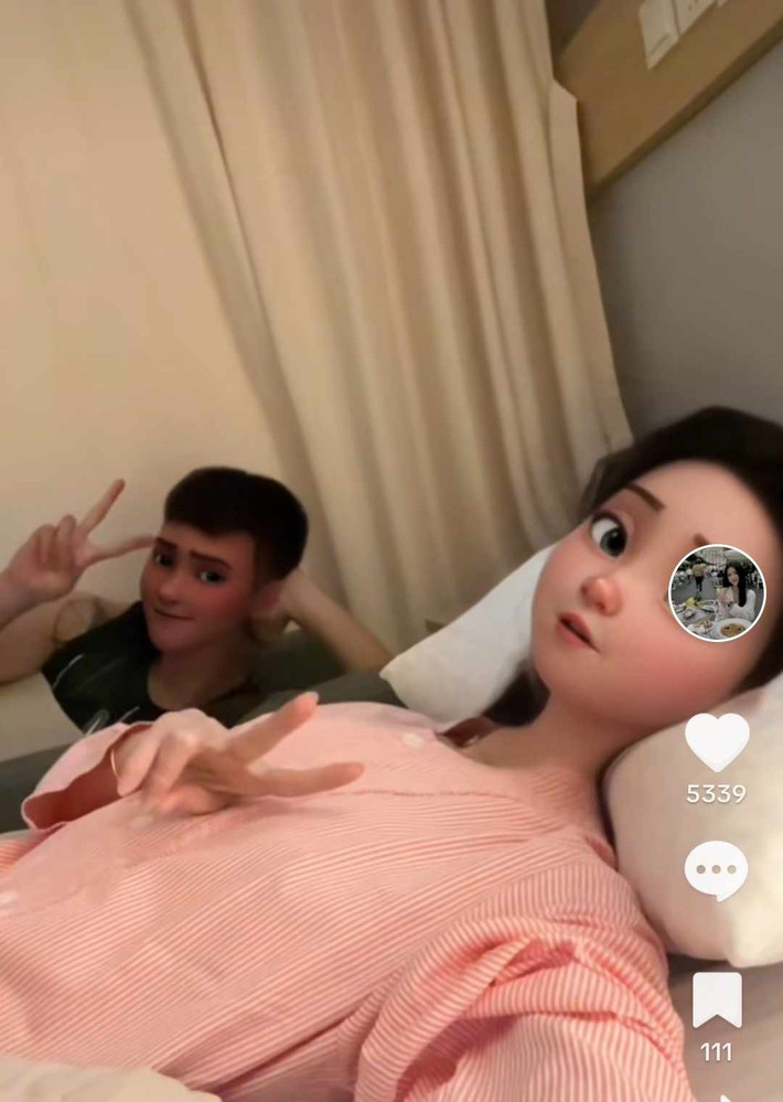 Theo tìm hiểu, chỉ trong thời gian ngắn, Chu Thanh Huyền phải nhập viện. Cụ thể, trên TikTok cá nhân trong ngày 22/6, nàng hot girl Hà thành có tới 3 clip đăng tải cảnh trên giường bệnh.