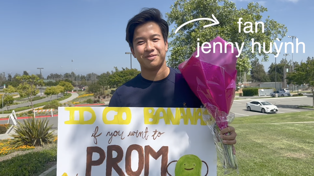 Cũng tại prom này, Jenny Huỳnh công khai sánh đôi cùng một bạn nam, tuy nhiên, cô nàng ngay sau đó không quên khẳng định đây không phải người yêu.