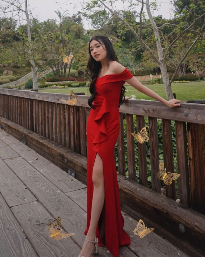 Trong ngày lễ hội cuối cùng của thời học sinh, Jenny Huỳnh chọn một chiếc váy đỏ nổi bật, đi giày cao gót và trang điểm long lanh. "Prom quá là sến!" - nữ YouTuber viết.