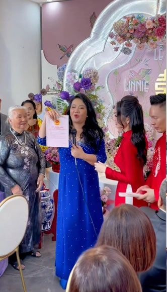 Mới đây, loạt ảnh và clip về một đám cưới đẹp như cổ tích tại Huế được dân mạng đua nhau truyền tay. Cô dâu xinh đẹp, chú rể bảnh bao và không gian cưới được trang trí xa hoa, lộng lẫy với khối lượng hoa tươi “khủng” khiến người nhìn “choáng ngợp”.