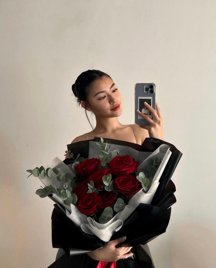 Nếu như Linda Ngô thường cùng Phong Đạt làm những clip về tình yêu, cặp đôi thì Lenka lại chia sẻ về cách làm đẹp, trang điểm và cuộc sống thường ngày.