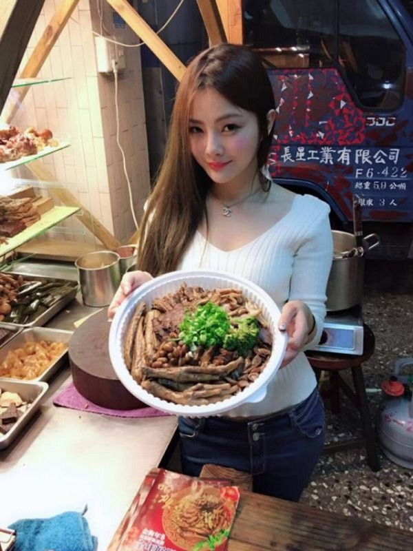 Người đẹp bán thịt lợn Trung Quốc diện thiết kế áo khoét nách thu hút sự quan tâm. Chỉ một khoảnh khắc mặc đẹp cũng giúp "cô gái vô danh" này được quan tâm và trở nên nổi tiếng.