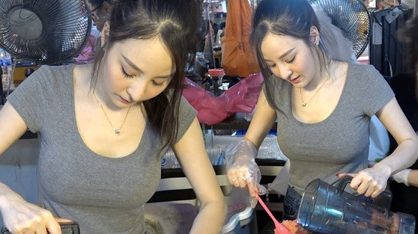 Không những sở hữu nhan sắc mặn mà, cô chủ quán sinh tố có những lựa chọn trang phục đơn giản nhưng vẫn nổi bật.
