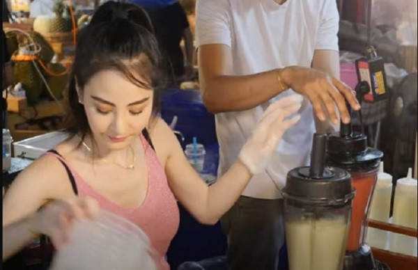 Thời gian gần đây, gái xinh Thái Lan này thu hút sự chú ý vì xinh đẹp cùng phong cách thời trang ấn tượng khi đi bán hàng. Cô nàng nhanh chóng trở thành hiện tượng, gây được sự chú ý khi xuất hiện ở khu chợ đêm.