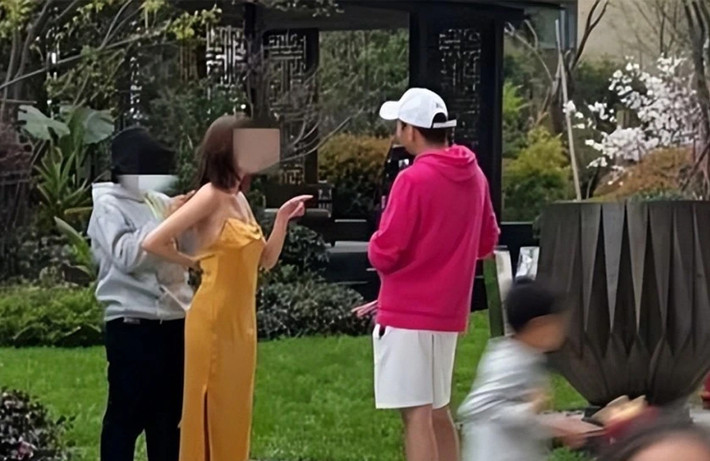 Trình Nhĩ là hot girl nổi tiếng trên MXH nhờ nhan sắc xinh đẹp, vóc dáng quyến rũ. Mới đây, cô nàng gây chú ý khi hồn nhiên thay đồ nơi công cộng.
