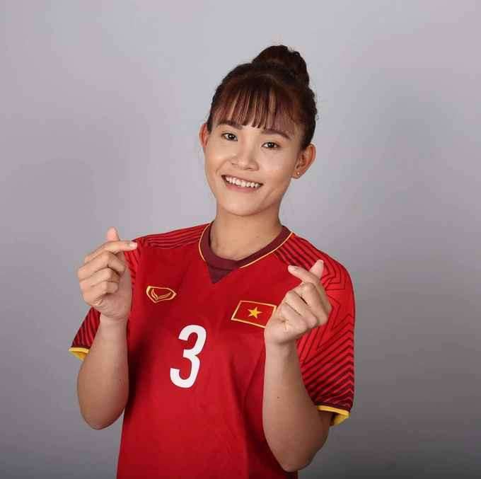 Chương Thị Kiều (SN 1995) được mệnh danh là "lá chắn thép" của đội tuyển bóng đá nữ quốc gia Việt Nam. Cô gái Khmer bắt đầu theo đuổi sự nghiệp sân cỏ từ năm 15 tuổi. Trước đó vì hoàn cảnh gia đình, Kiều phải kiếm thêm thu nhập bằng nghề làm tóc.