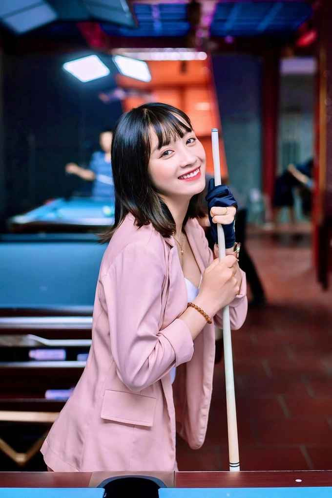 Hoàng Thị Loan (SN 1995) đang thi đấu ở vị trí hậu vệ cho câu lạc bộ Hà Nội và đội tuyển nữ quốc gia Việt Nam. Năm 2018, cô có bàn thắng đầu tiên cho đội tuyển quốc gia trong khuôn khổ Giải vô địch Đông Nam Á.