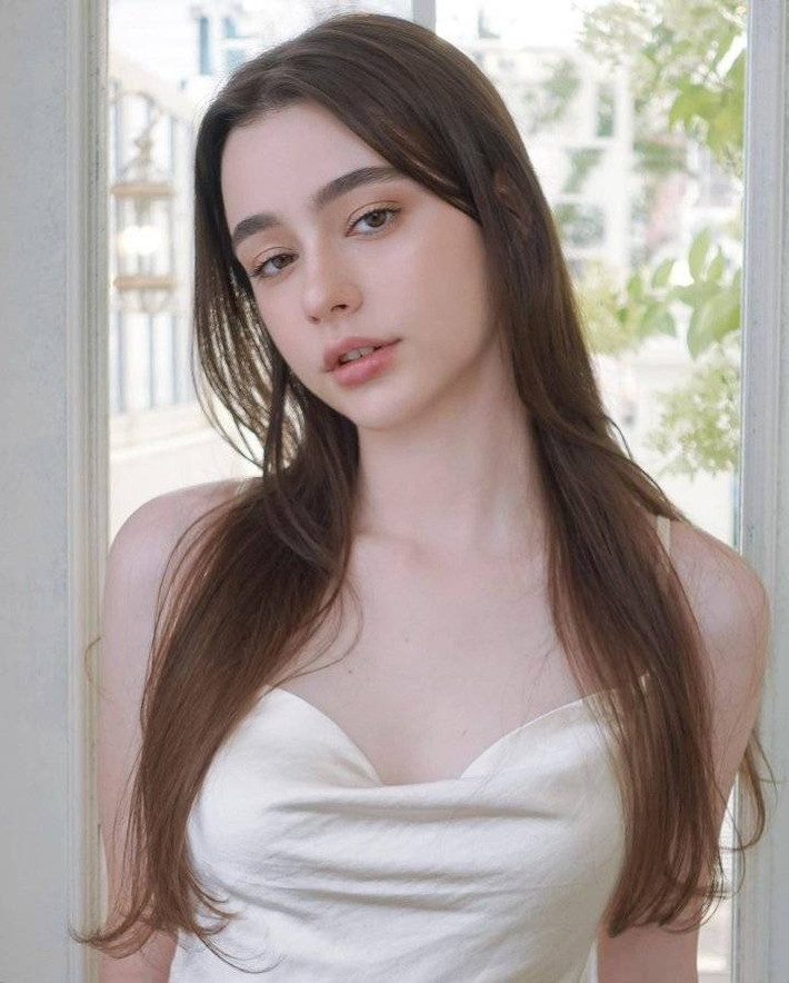 Dasha Taran sinh năm 1999 tại Voronezh, sống tại Krasnodar, Nga. Cô là “thiên thần mang dòng máu lai” Nga và Ukraine. Cô nổi tiếng trên mạng xã hội khi có hàng triệu người theo dõi, từ Instagram, YouTube, Twitter cho đến cả TikTok.
