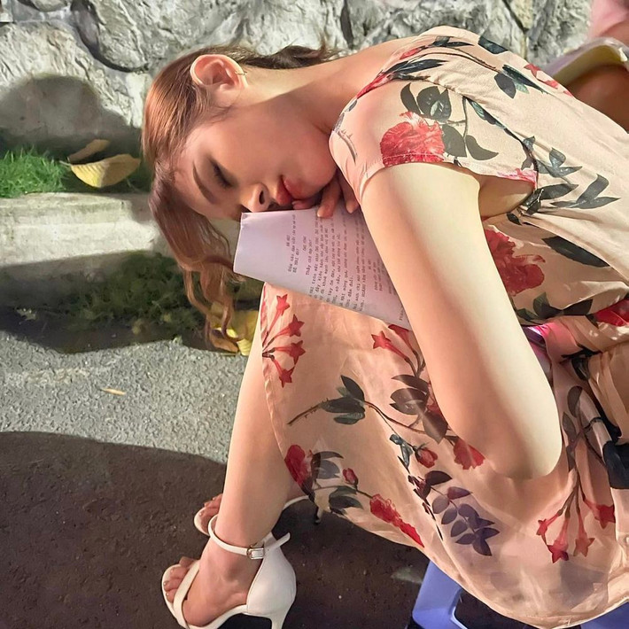 Hot girl Xoài Non cũng không tránh khỏi những lần bị ống kính camera "bắt thóp" khoảnh khắc đang ngủ gật vì quá mệt.