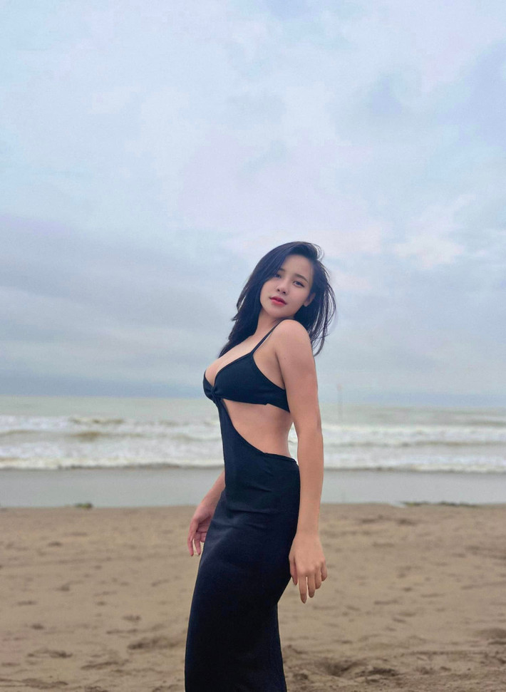 Quỳnh Nguyễn (tên thật Nguyễn Thị Quỳnh) được xem là hot Gymer và HLV thể hình cá nhân xinh đẹp và nóng bỏng có tiếng ở Việt Nam hiện nay. Hot girl sinh năm 1997 rèn luyện được thân hình cân đối, săn chắc, bụng 6 múi khỏe khoắn, đặc biệt là số đo ba vòng chuẩn mực 92-66-100 cm.