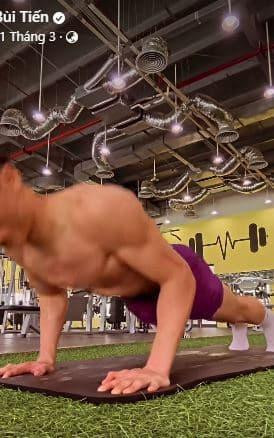 Những khoảnh khắc Bùi Tiến Dũng ở phòng tập với body săn chắc nhanh chóng thu hút sự chú ý. "Chàng thủ môn quốc dân" ngày nào chăm chỉ hít đất, nâng tạ để rèn luyện cơ thể và đã quay lại cho mọi người cùng xem.