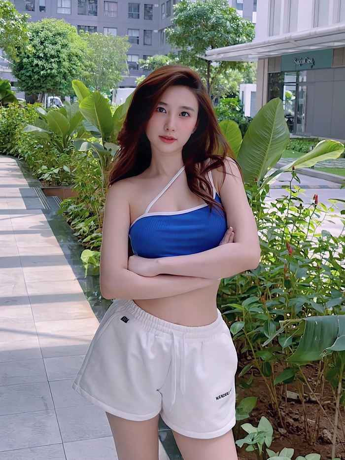 Do vậy, ngay sau khi các cầu thủ Việt Nam hát Quốc ca, ống kính máy quay đã bắt cận biểu cảm của Thanh Mèo, gây sốt mạng xã hội bởi nhan sắc vô cùng cuốn hút.