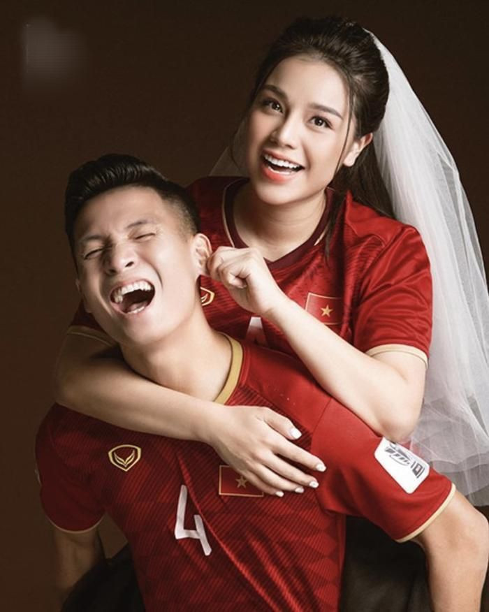 Vợ Bùi Tiến Dũng là một trong những cô nàng có gia thế thuộc dạng hàng 'khủng' trong các nàng WAGs của bóng đá Việt Nam.