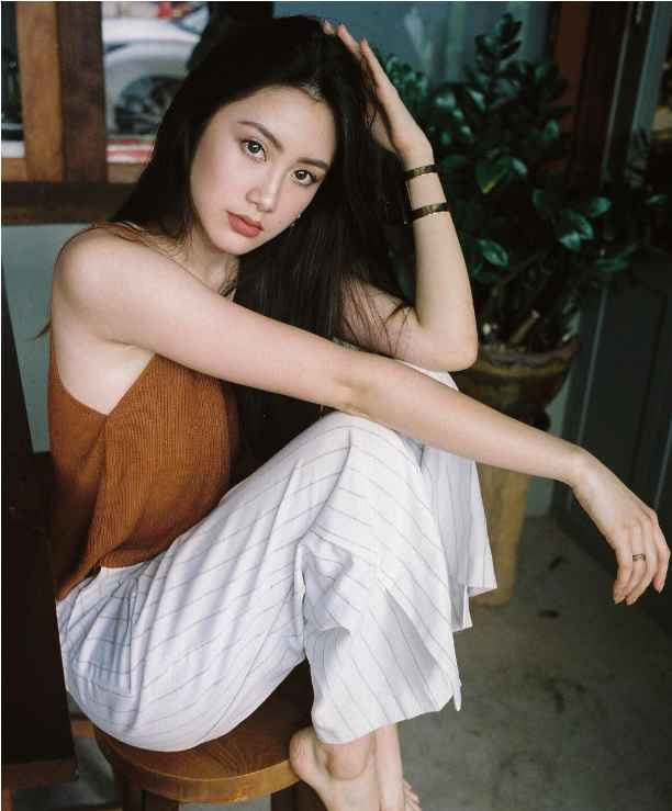 Hot girl từng công khai tỏ tình với Quang Linh Vlogs là Chichi - một cô gái nổi tiếng với nhan sắc xinh đẹp không kém những mỹ nhân nổi tiếng trong showbiz. Được biết Chichi tên thật là Phoiphailin Sivilay.