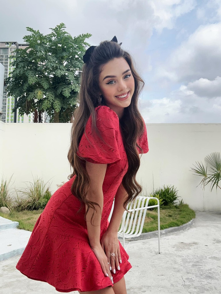 Với sắc vóc thăng hạng sau sinh, nữ người mẫu thành công giữ được hình ảnh xinh đẹp trước ống kính. Ngay cả những lần đi hẹn hò cùng chồng và bạn bè, mỹ nhân cũng cố gắng chỉn chu vẻ ngoài.