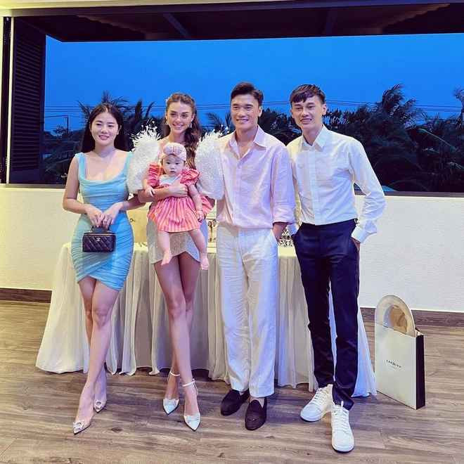 Thời gian qua, gia đình Phan Công Khanh liên tục đăng tải những bức ảnh thân thiết với thủ môn Bùi Tiến Dũng.