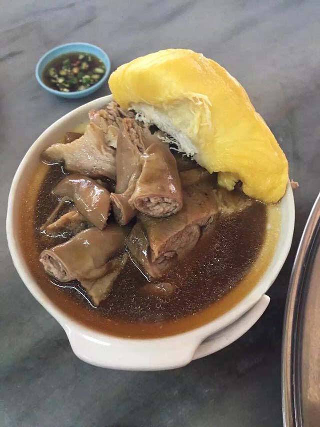 Món giò heo hầm kèm topping sầu riêng
