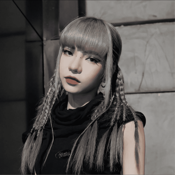 Em chỉ muốn nói là khi idol của mình tốt đẹp, phát triển theo hướng tốt thì mình cũng muốn đi theo hướng hoàn thiện bản thân hơn chứ em cũng không hướng về ai, bắt chước bất kỳ ai. Chẳng qua là cái đó phù hợp với em, nó làm em đẹp hơn thì em làm theo chứ em không cố ý muốn giống ai hết”. Nữ TikToker nói thêm.