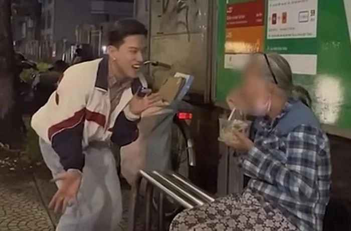 Xuất hiện trong clip, Nờ Ô Nô nói: "Thực sự là chị Hà Linh muốn tốt cho mọi người thôi, chứ không phải là ý đồ chê gì đâu. Cũng giống mình vậy đó. Mình là người làm review công tâm trước chị ấy. Các bạn hiểu không, giọng của chị ấy là giọng của người Bắc với biểu cảm quá đà, chị có hơi lớn tiếng chút thôi...