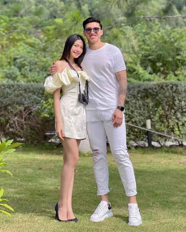 Đáp lại những giục giã, Văn Hậu trả lời lấp lửng: "Lúc đó đừng kêu anh chị ở xa nhé". Anh chàng không phủ nhận về dự định làm đám cưới với bạn gái Top 10 Hoa hậu khiến fan của cặp đôi lại càng háo hức mong chờ.