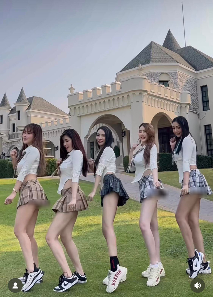 Mới đây, một đoạn clip dàn hot girl xứ chùa Vàng nhảy múa tưng bừng trong thiết kế đồng phục biến tấu nhận phải nhiều ý kiến trái chiều trên MXH.