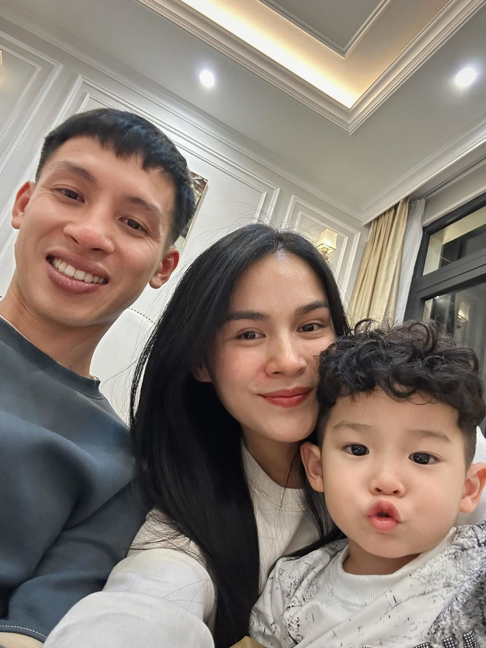 Hùng Dũng từng chia sẻ về bà xã trên trang cá nhân: “Cô gái ấy duyên dáng với người đối diện. Nhiều bạn xinh nói chuyện lưu loát quá khiến mình ngại. Tính mình thì nhút nhát và không thích các bạn gái quá già dặn, quá xinh gái sợ không hợp. Cô ấy vừa đủ với mình”.