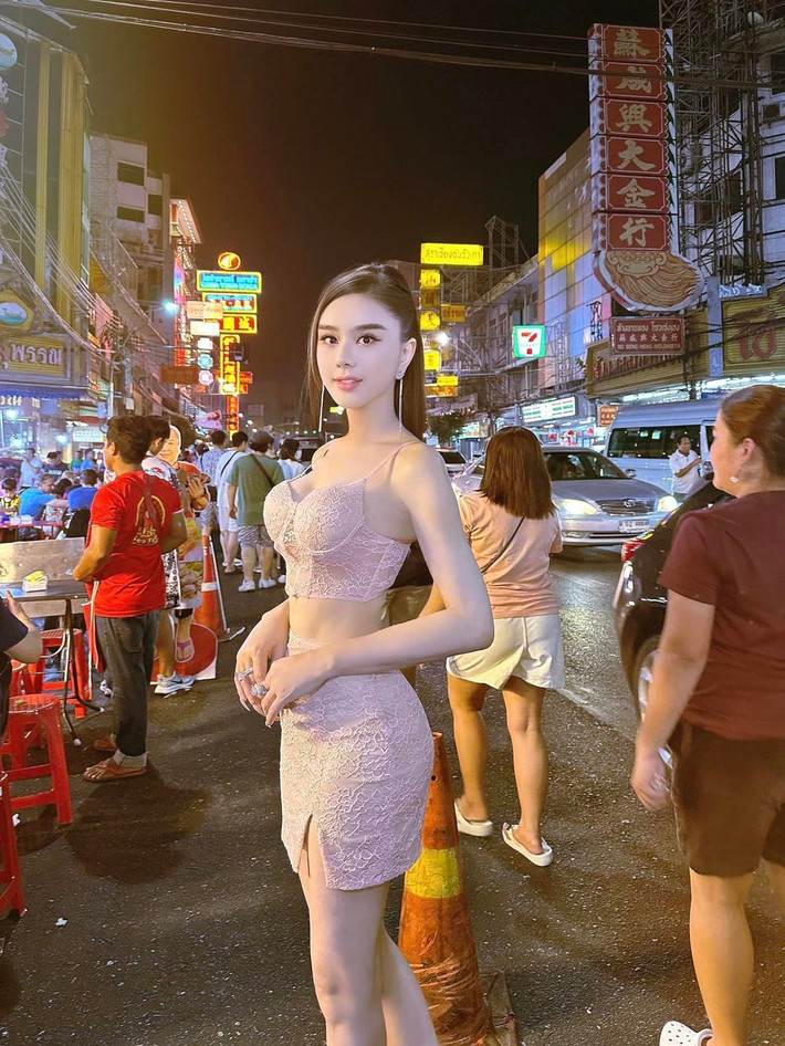Màn lên đồ này giúp giọng ca Sầu Thiên Thu phô diễn triệt để vóc dáng nuột nà, đặc biệt là vòng eo "siêu thực" ở tuổi U50 của mình.