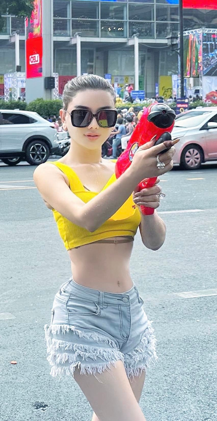 Lâm Khánh Chi có mặt tại xứ sở chùa Vàng từ những ngày đầu của lễ hội. Có thể thấy, mỹ nhân chuyển giới lựa chọn trang phục gợi cảm với áo crop-top và quần short.