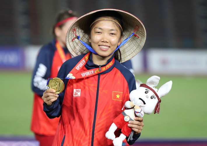 Huỳnh Như gây chú ý khi đội nón lá lên bục nhận huy chương vàng sau chiến thắng 2-0 của tuyển nữ Việt Nam trước Myanmar.