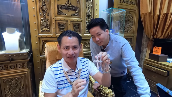 Sau thời gian nghỉ chơi, trái ngược với Khoa Pug nhận được sự ủng hộ từ mọi người cũng như “phủ sóng” khắp các trang mạng xã hội thì Johnny Đặng dường như có vẻ kín tiếng hơn.