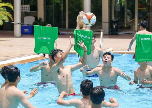 Bên cạnh sự chuẩn bị kỹ lưỡng về chuyên môn, HLV Philippe Troussier cũng cố gắng tìm cách giảm tải áp lực cho các học trò, giúp họ có thể bước vào trận đấu với sự tự tin và tinh thần tốt nhất